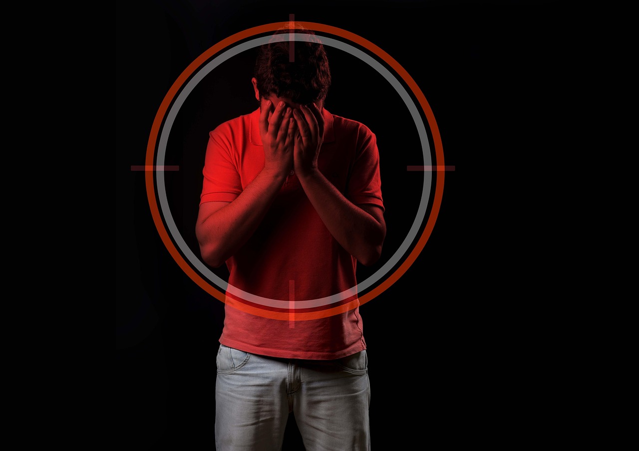 Adolescente con mal di testa, riflettendo su cause e sintomi in un contesto di salute mentale.